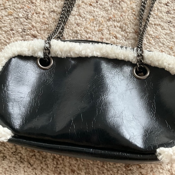 Crinkled faux leather crossbody chain strap fur accent - Picture 2 of 6